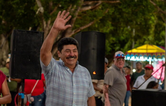 Santiago Martín Angulo acompaña celebración del Día del Padre en el Parque Principal