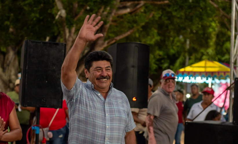 Santiago Martín Angulo acompaña celebración del Día del Padre en el Parque Principal